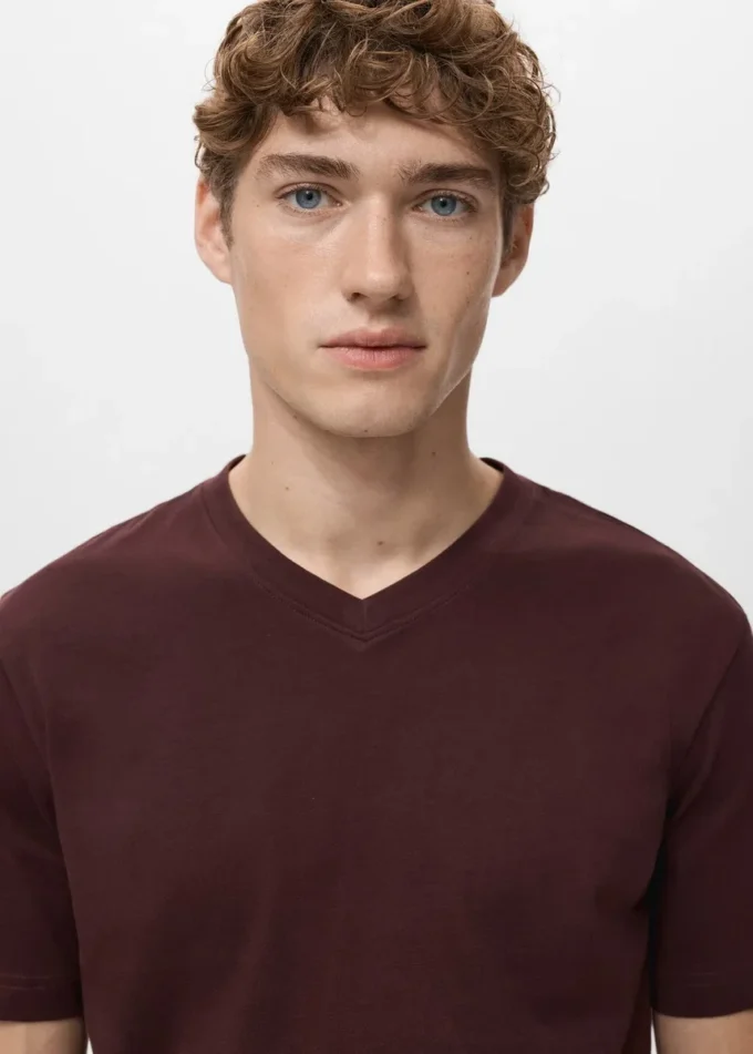 Slim Fit T-Shirt aus 100 % Baumwolle mit V-Ausschnitt Slim Fit T-Shirt aus 100 % Baumwolle mit V-Ausschnitt