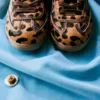 Sneakers aus Leopardenleder Sneakers aus Leopardenleder