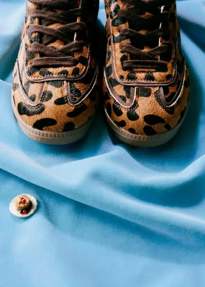 Sneakers aus Leopardenleder Sneakers aus Leopardenleder