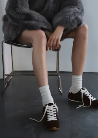 Sneakers aus Wildleder mit Kontrastdetails