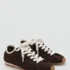 Sneakers aus Wildleder mit Kontrastdetails