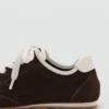 Sneakers aus Wildleder mit Kontrastdetails