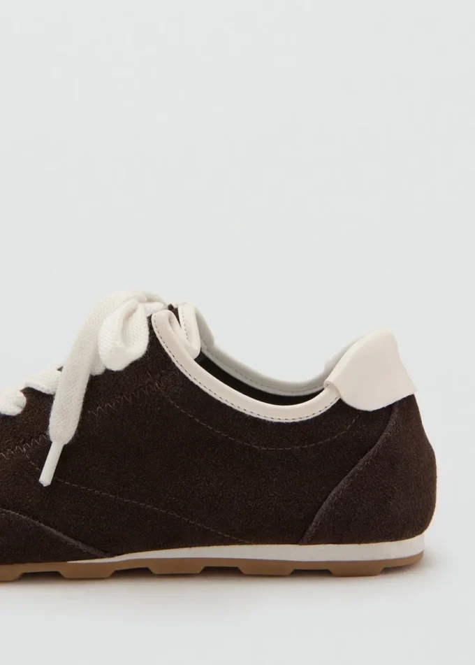 Sneakers aus Wildleder mit Kontrastdetails