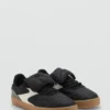 Sneakers mit gefalteter Zunge Sneakers mit gefalteter Zunge