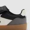 Sneakers mit gefalteter Zunge Sneakers mit gefalteter Zunge