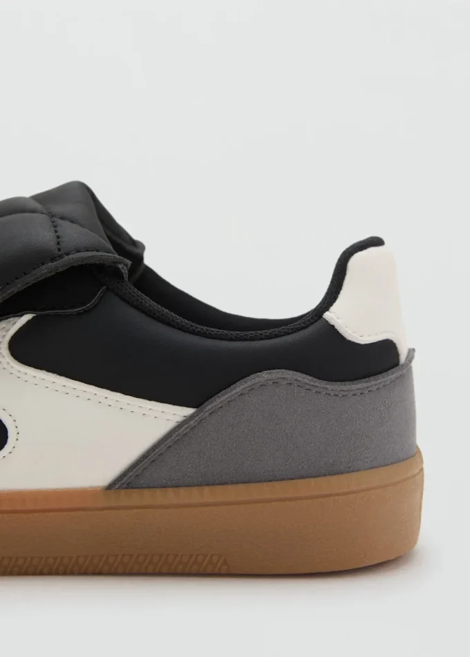 Sneakers mit gefalteter Zunge Sneakers mit gefalteter Zunge