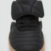 Sneakers mit gefalteter Zunge Sneakers mit gefalteter Zunge