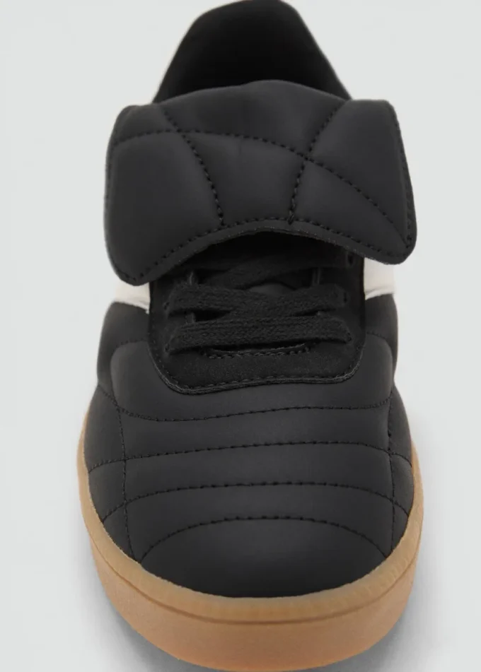 Sneakers mit gefalteter Zunge Sneakers mit gefalteter Zunge