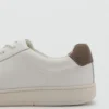 Sneakers mit kontrastierendem Lederbesatz Sneakers mit kontrastierendem Lederbesatz