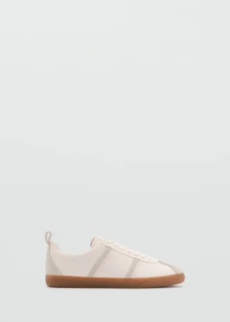Sneakers mit kontrastierenden Einsätzen