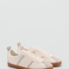 Sneakers mit kontrastierenden Einsätzen Sneakers mit kontrastierenden Einsätzen