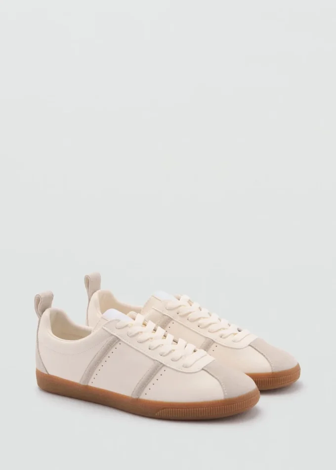 Sneakers mit kontrastierenden Einsätzen Sneakers mit kontrastierenden Einsätzen
