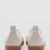 Sneakers mit kontrastierenden Einsätzen Sneakers mit kontrastierenden Einsätzen