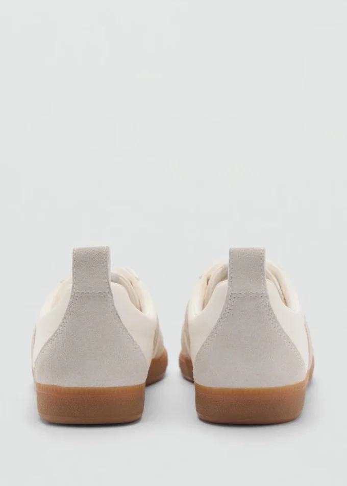 Sneakers mit kontrastierenden Einsätzen Sneakers mit kontrastierenden Einsätzen