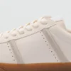 Sneakers mit kontrastierenden Einsätzen Sneakers mit kontrastierenden Einsätzen