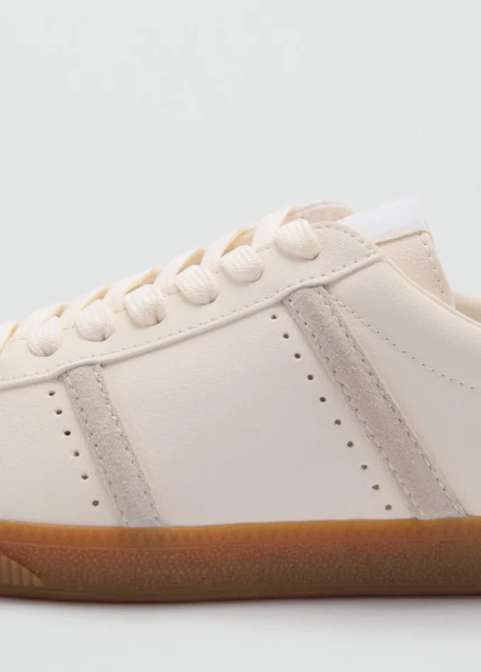 Sneakers mit kontrastierenden Einsätzen Sneakers mit kontrastierenden Einsätzen