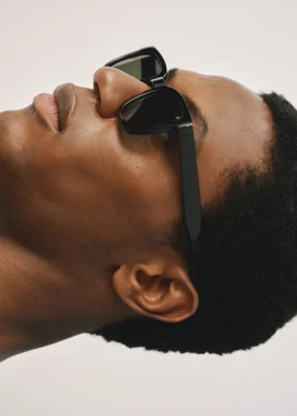 Sonnenbrille mit rechteckigem Rahmen