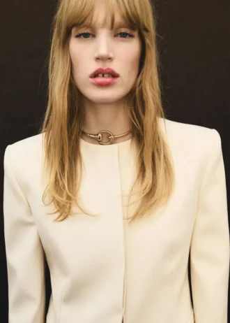 Steifer Choker-Kragen
