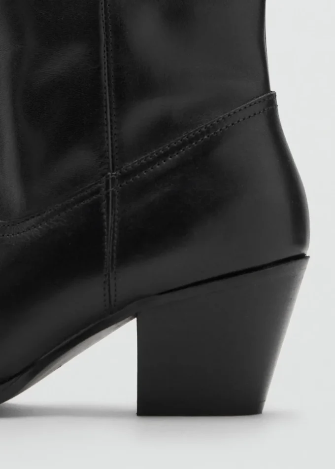 Stiefel aus Wildleder mit Absatz Stiefel aus Wildleder mit Absatz