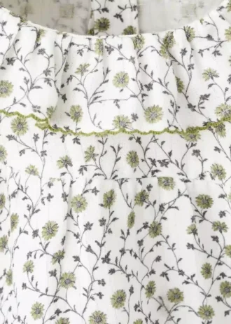 Strampler mit Blumenmuster