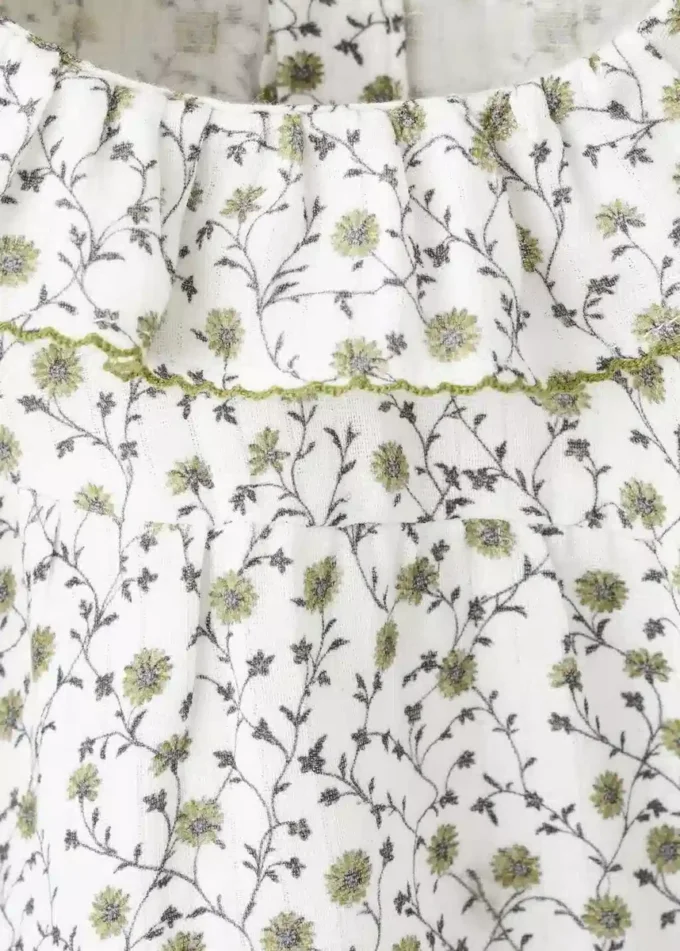 Strampler mit Blumenmuster