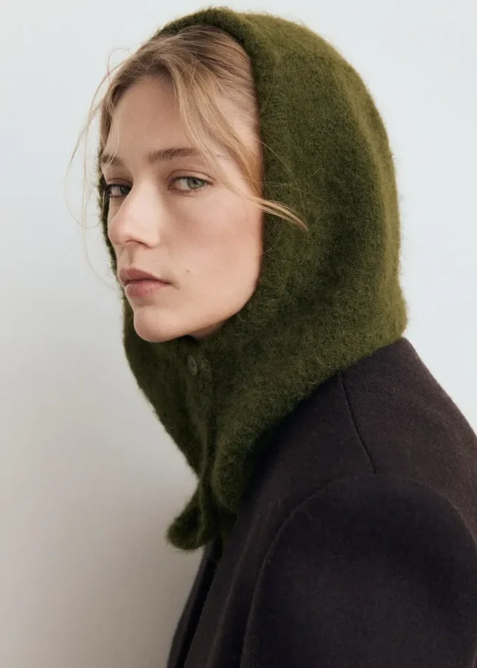 Strick-Balaclava mit Knöpfen