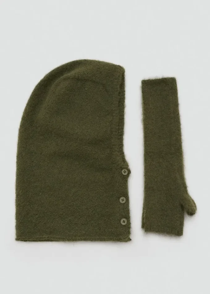 Strick-Balaclava mit Knöpfen