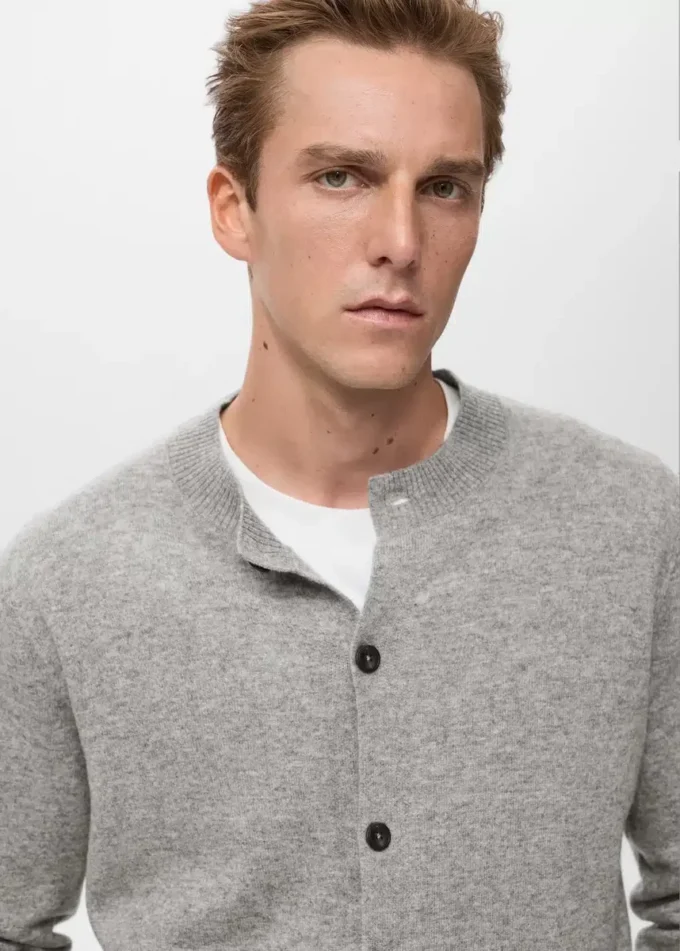 Strickjacke aus 100 % extrafeiner Wolle mit Knöpfen