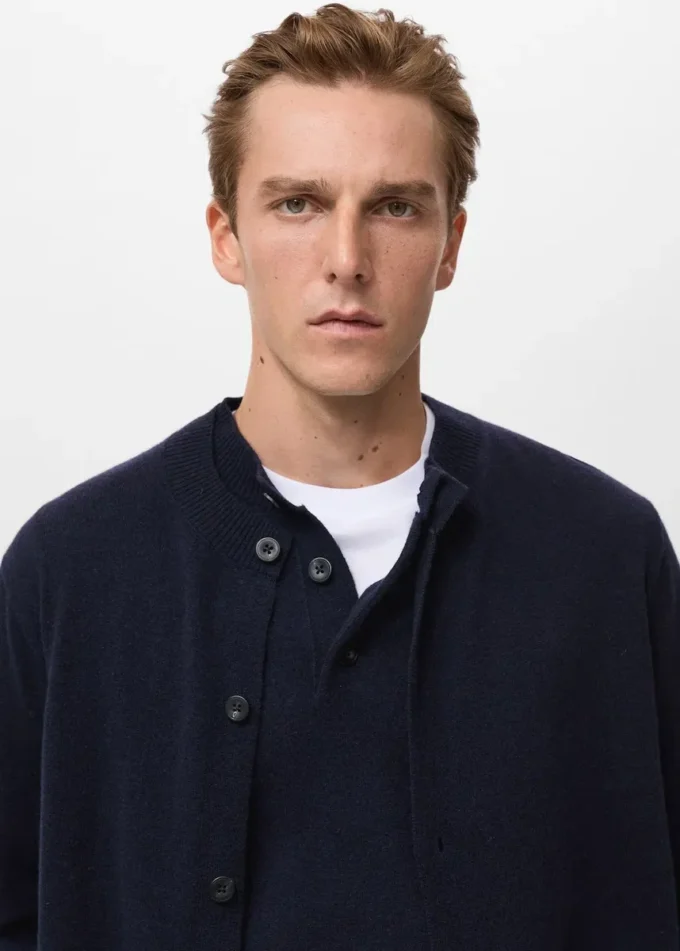 Strickjacke aus 100 % extrafeiner Wolle mit Knöpfen