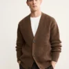 Strickjacke aus 100 % Wolle mit Knöpfen Strickjacke aus 100 % Wolle mit Knöpfen