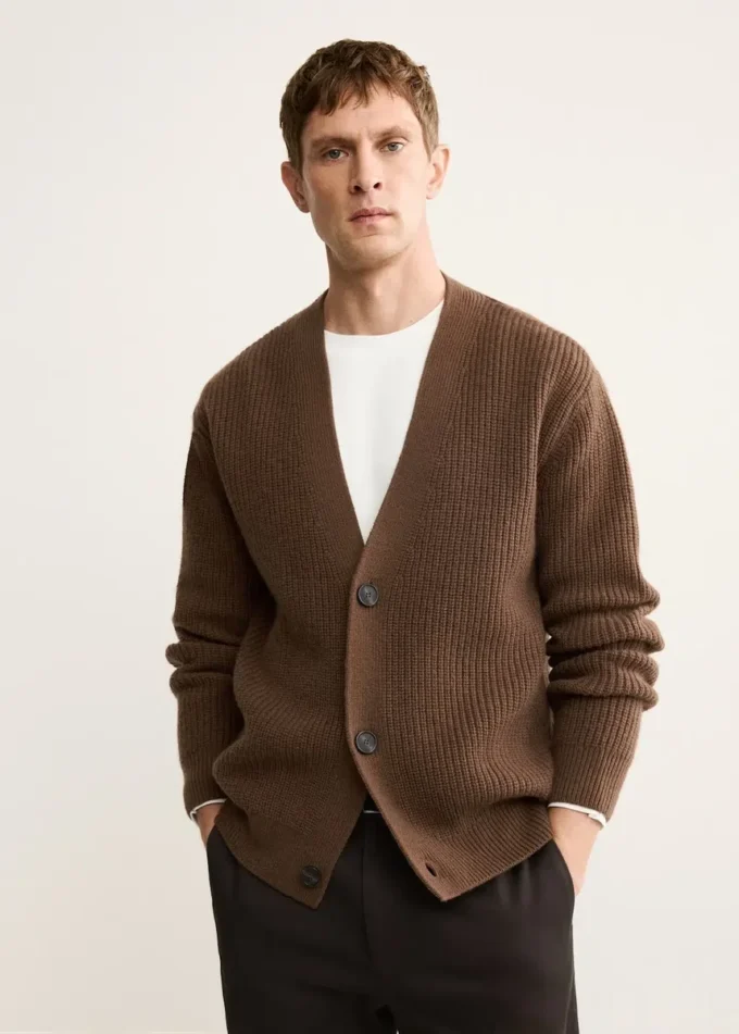 Strickjacke aus 100 % Wolle mit Knöpfen Strickjacke aus 100 % Wolle mit Knöpfen