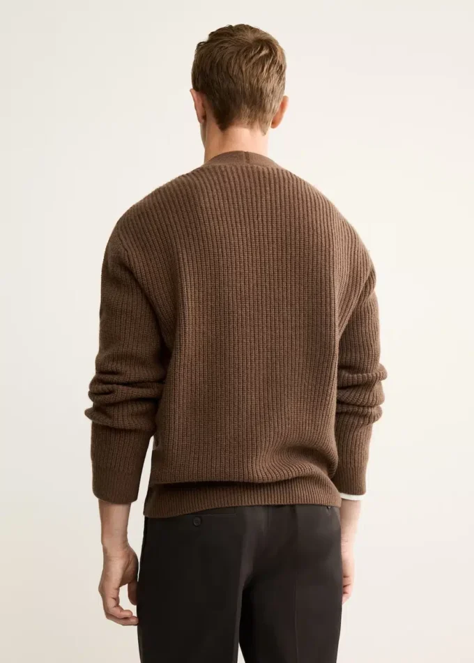 Strickjacke aus 100 % Wolle mit Knöpfen Strickjacke aus 100 % Wolle mit Knöpfen