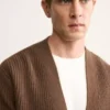 Strickjacke aus 100 % Wolle mit Knöpfen Strickjacke aus 100 % Wolle mit Knöpfen