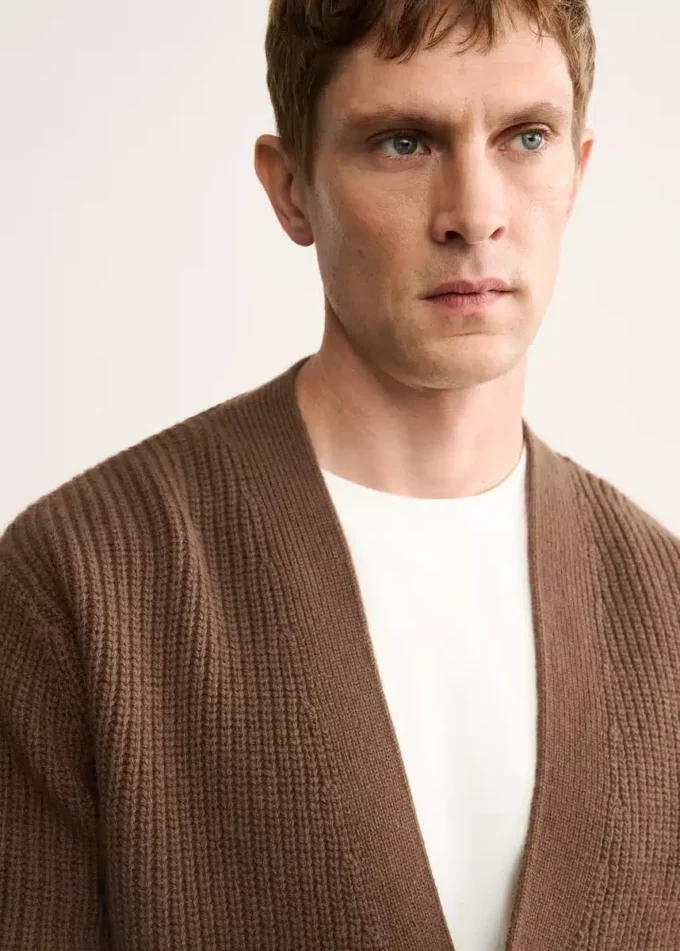 Strickjacke aus 100 % Wolle mit Knöpfen Strickjacke aus 100 % Wolle mit Knöpfen