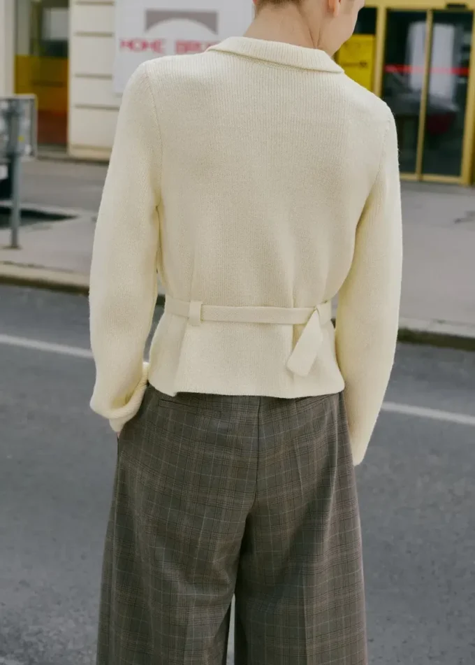 Strickjacke mit Gürtel und Schnalle
