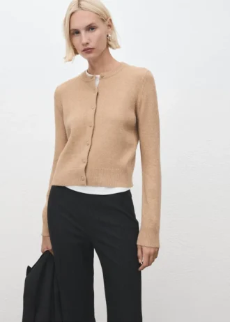 Strickjacke mit Knöpfen Strickjacke mit Knöpfen