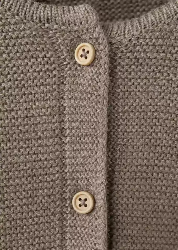 Strickjacke mit Knöpfen Strickjacke mit Knöpfen