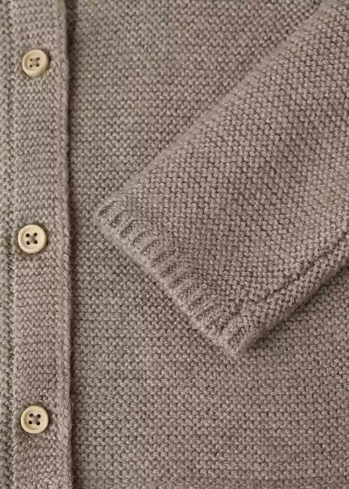 Strickjacke mit Knöpfen Strickjacke mit Knöpfen