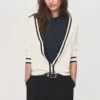 Strickjacke mit kontrastierenden Streifen