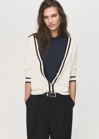 Strickjacke mit kontrastierenden Streifen