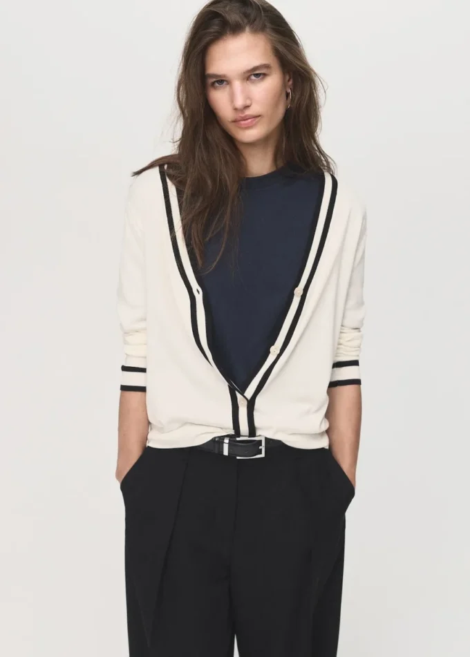 Strickjacke mit kontrastierenden Streifen