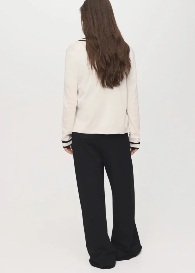 Strickjacke mit kontrastierenden Streifen