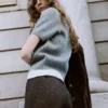 Strickjacke mit Schleifenausschnitt