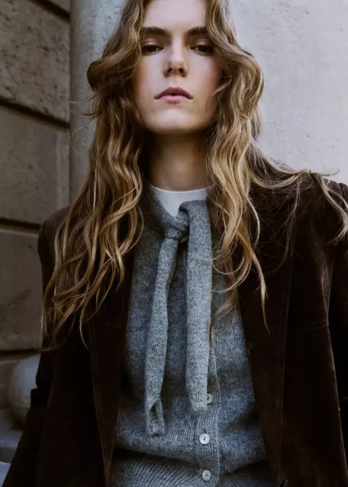 Strickjacke mit Schleifenausschnitt