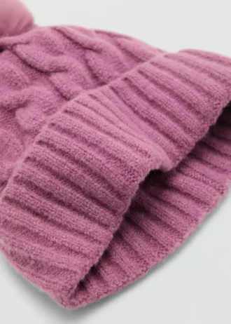 Strickmütze mit Bommel