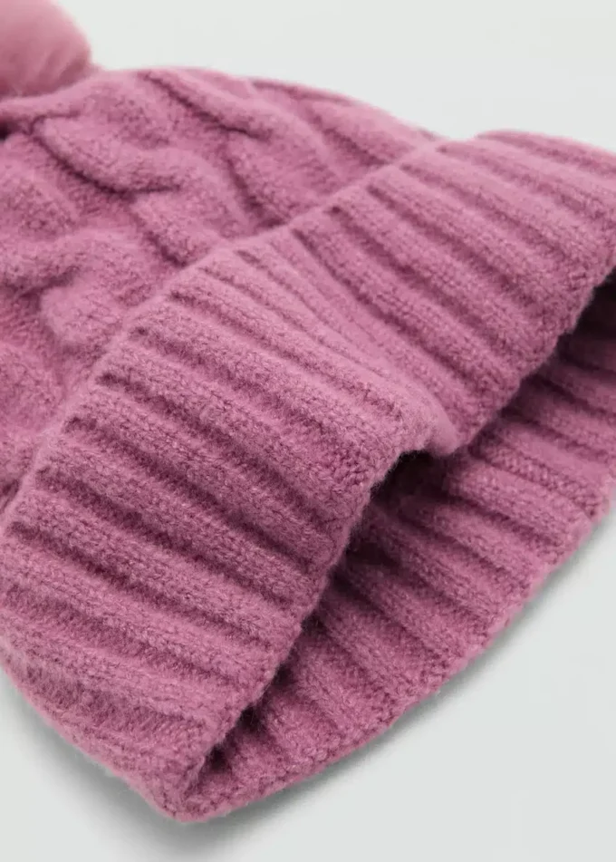 Strickmütze mit Bommel