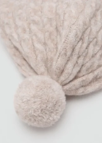 Strickmütze mit Bommel