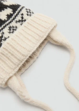 Strickmütze mit Bommel