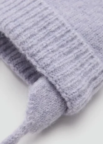 Strickmütze mit Bommel