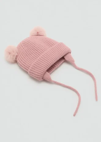 Strickmütze mit Bommel